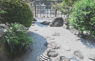 茶室のある中庭