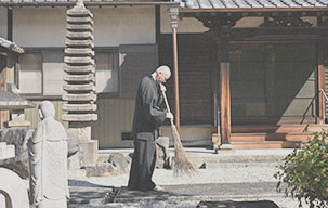 お寺のお掃除